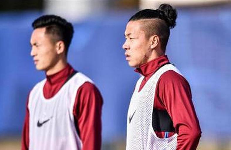 河南10虎走了 阿奇的油不多了！大连真引进牛梓屹？一将太坎坷了